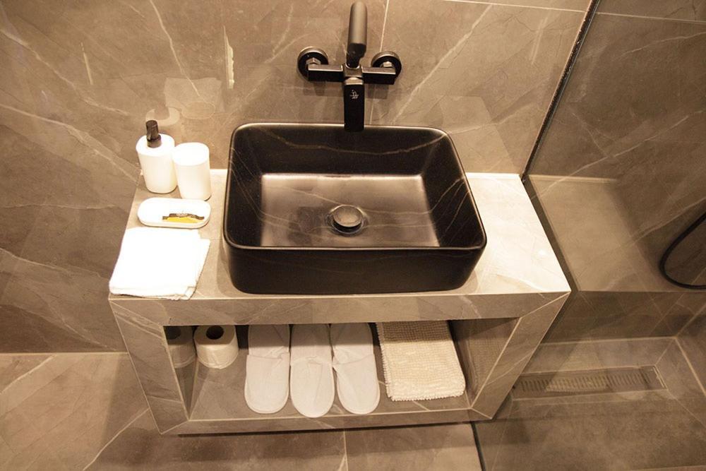 P J Luxury Apartment *
