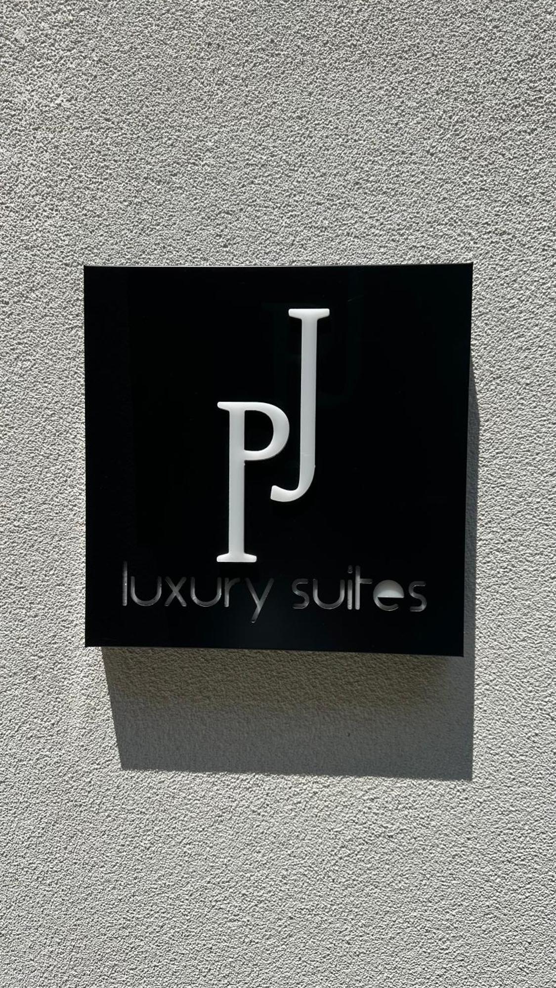 P J Luxury Apartment *
